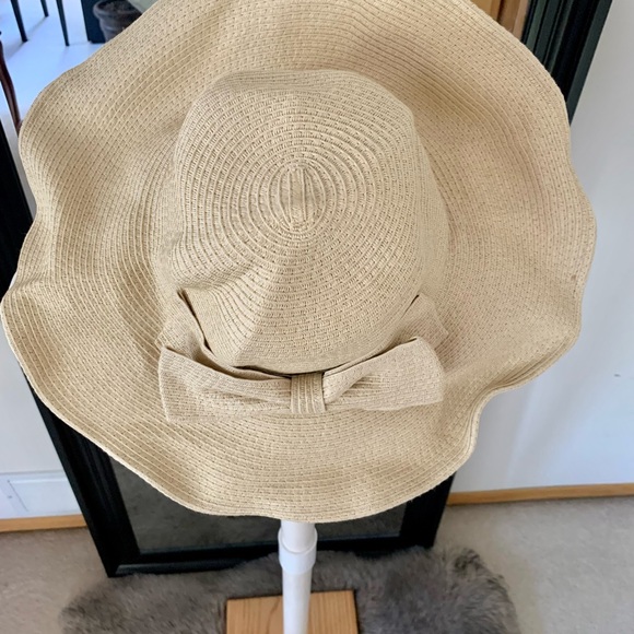 Wide Brimmed Bow Hat - Picture 2 of 3